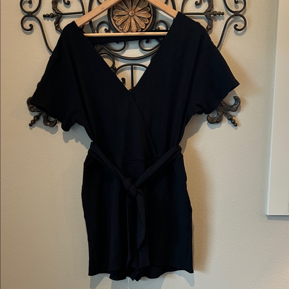 VITAMIN A *V-NECK* SHORT ROMPER WITH POCKETS BLACK SIZE MEDIUM NWT